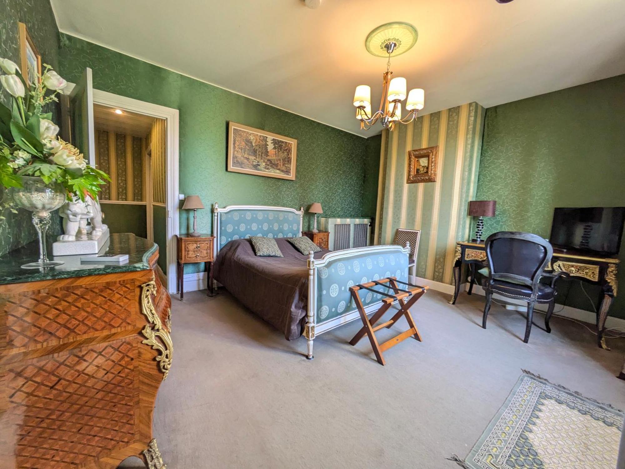 Chateau De Bed & Breakfast